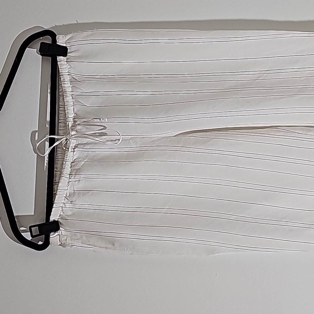 H&M, NWT wide leg white with pinstripe. Size medium. Elastic waist with tie. - Picture 3 of 8